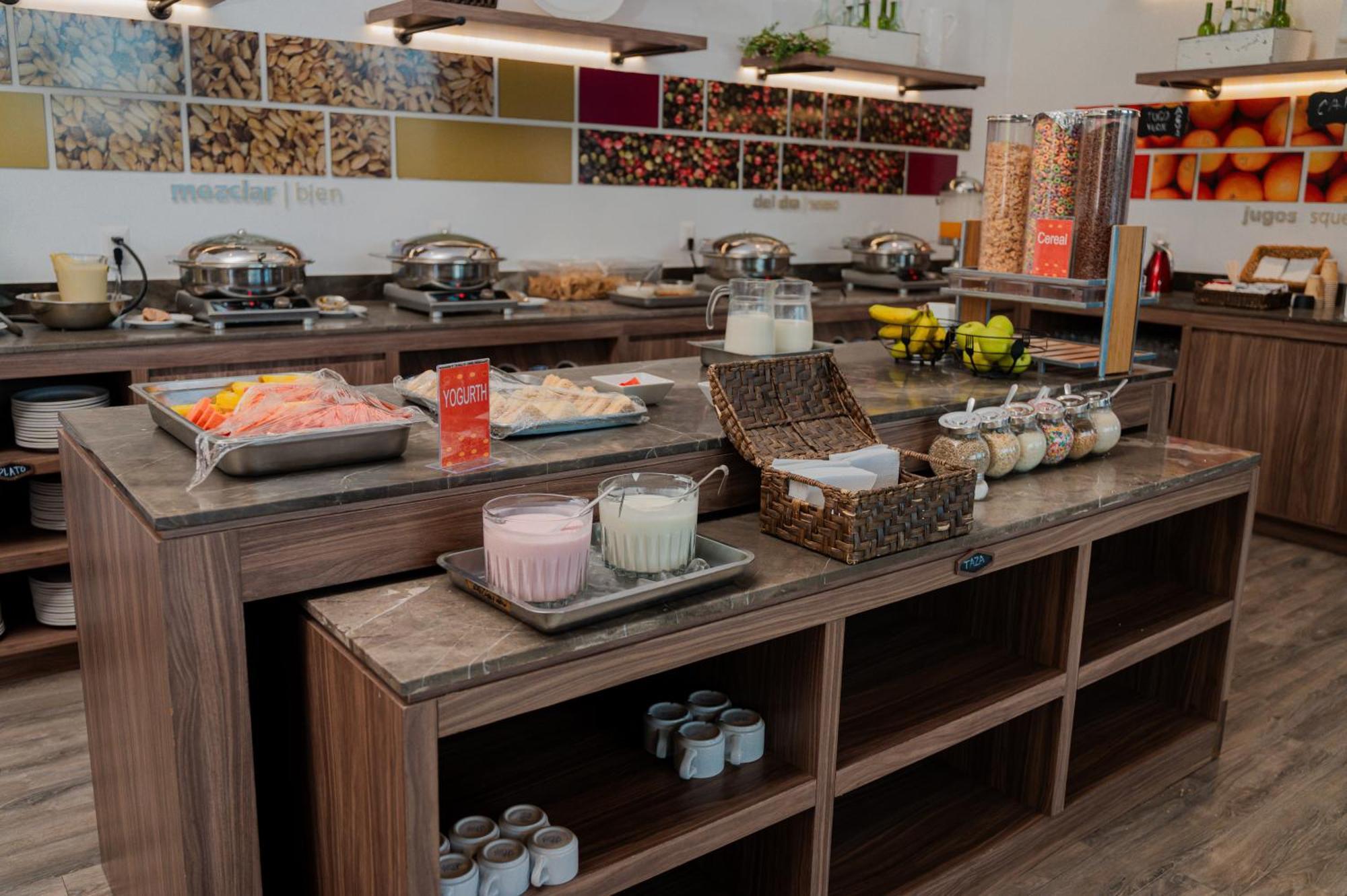 Hampton Inn By Hilton Celaya Селая Екстериор снимка