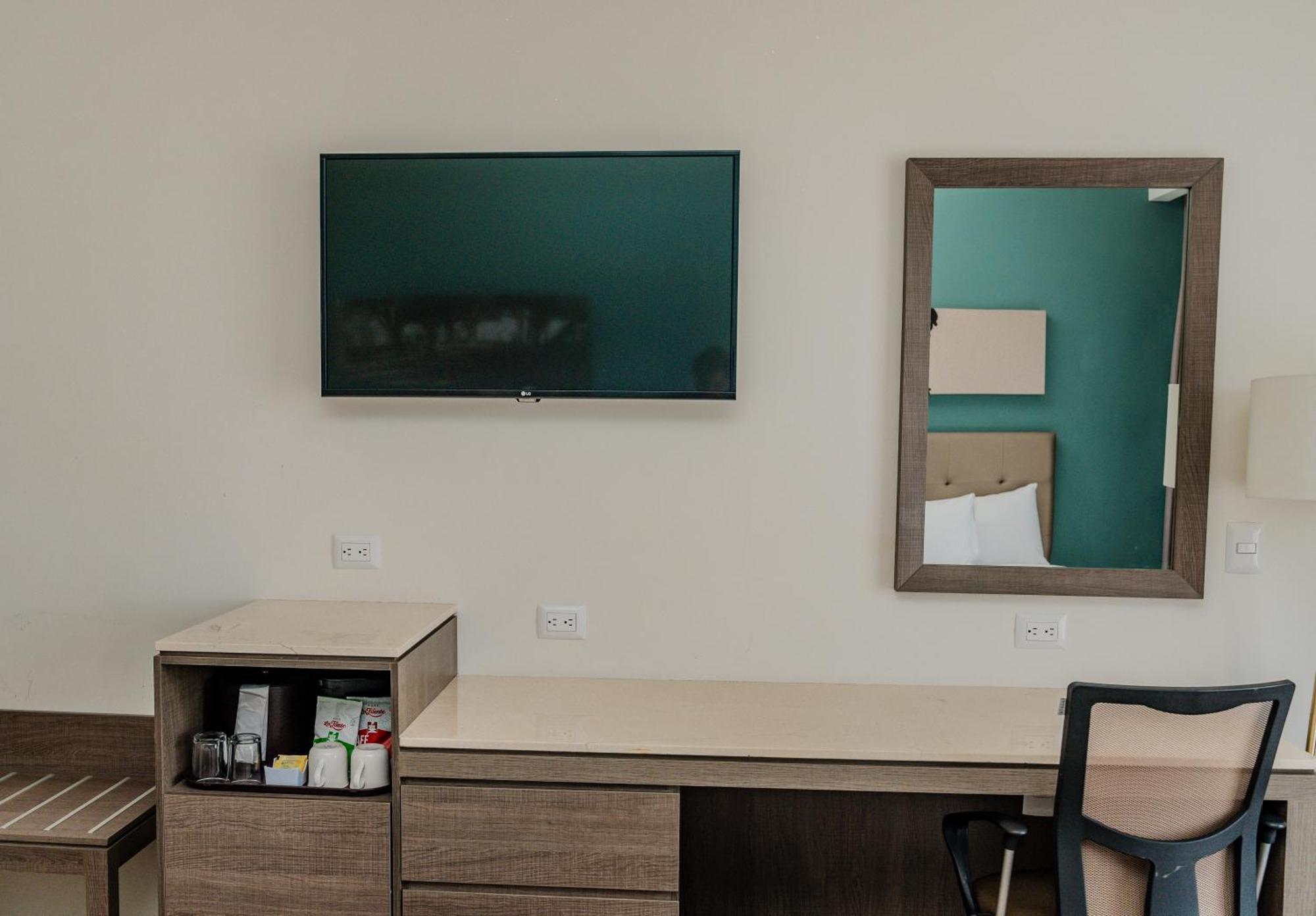 Hampton Inn By Hilton Celaya Селая Екстериор снимка